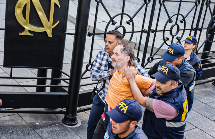 JUBILADOS MARCHARON AL CONGRESO: HUBO EMPUJONES, GRITOS Y UNA PERSONA DETENIDA