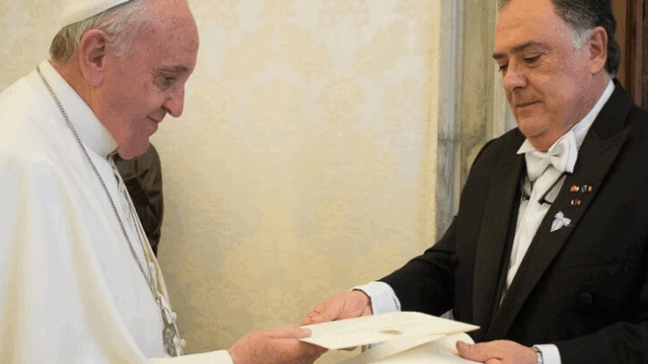 EDUARDO VALDÉS: “EL PAPA LO DIVISÓ A MILEI Y LO ABRAZÓ: ESO ES LA MISERICORDIA”