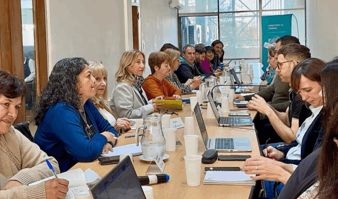 PROVINCIA OFERTÓ UNA SUBA DEL 10% EN DOS TRAMOS: ESTATALES ACEPTARON Y DOCENTES DIALOGARÁN CON LAS BASES