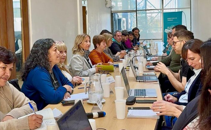 PROVINCIA OFERTÓ UNA SUBA DEL 10% EN DOS TRAMOS: ESTATALES ACEPTARON Y DOCENTES DIALOGARÁN CON LAS BASES