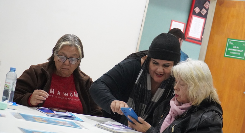 MERLO ACORTA LA BRECHA DIGITAL CON TALLERES PARA ADULTOS MAYORES