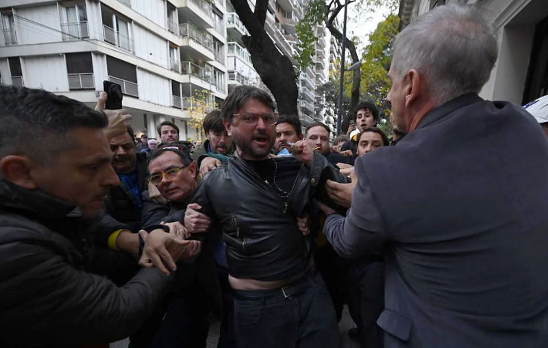 DETUVIERON A JUAN GRABOIS TRAS HABER OCUPADO EL INSTITUTO JUAN DOMINGO PERÓN