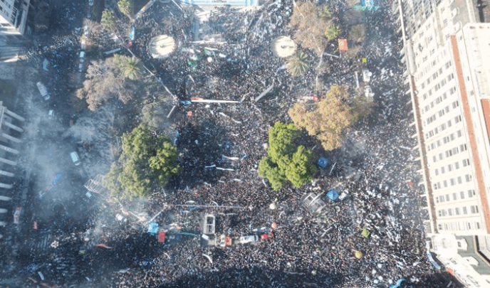 CRISTINA KIRCHNER MOSTRÓ FUERZA POLÍTICA EN LA PLAZA Y LANZÓ UNA ADVERTENCIA: “VAMOS A VOLVER”
