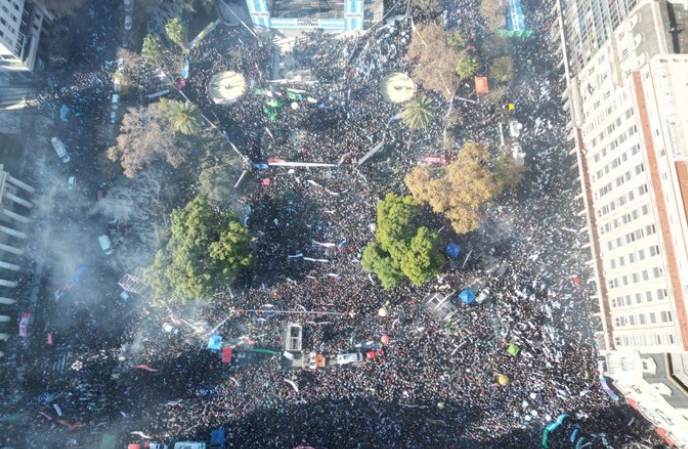 CRISTINA KIRCHNER MOSTRÓ FUERZA POLÍTICA EN LA PLAZA Y LANZÓ UNA ADVERTENCIA: “VAMOS A VOLVER”