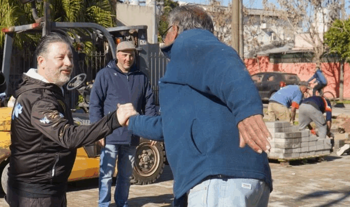 GUSTAVO MENÉNDEZ SUPERVISÓ OBRAS DE ASFALTO RETICULADO EN PARQUE SAN MARTÍN