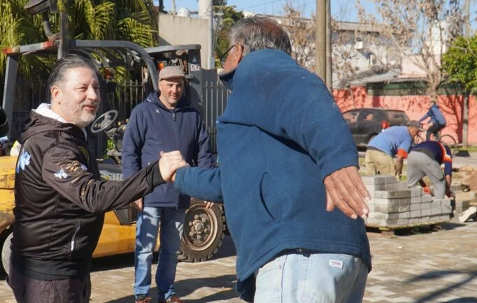 GUSTAVO MENÉNDEZ SUPERVISÓ OBRAS DE ASFALTO RETICULADO EN PARQUE SAN MARTÍN