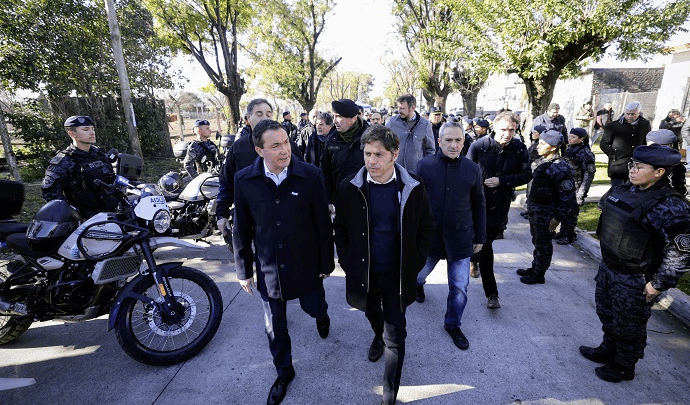 KICILLOF ENTREGÓ PATRULLEROS Y MOTOS PARA FORTALECER LA SEGURIDAD EN FLORENCIO VARELA
