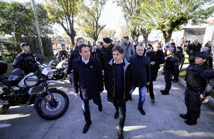 KICILLOF ENTREGÓ PATRULLEROS Y MOTOS PARA FORTALECER LA SEGURIDAD EN FLORENCIO VARELA