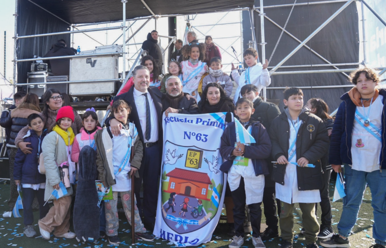 MILES DE ESTUDIANTES MERLENSES PROMETIERON LEALTAD A LA BANDERA EN UN EMOTIVO ACTO