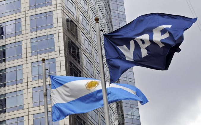 ORDENAN CEDER EL 51% DE LAS ACCIONES DE YPF A BENEFICIARIOS DEL FALLO POR LA EXPROPIACIÓN