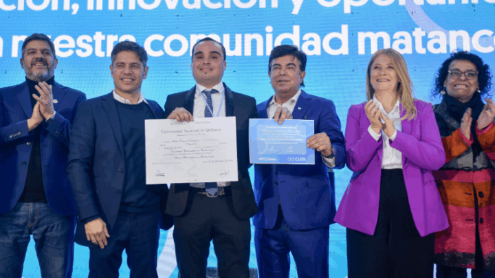 LA MATANZA: KICILLOF ENTREGÓ DIPLOMAS A JÓVENES QUE EGRESARON A TRAVÉS DEL PROGRAMA PUENTES