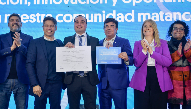 LA MATANZA: KICILLOF ENTREGÓ DIPLOMAS A JÓVENES QUE EGRESARON A TRAVÉS DEL PROGRAMA PUENTES
