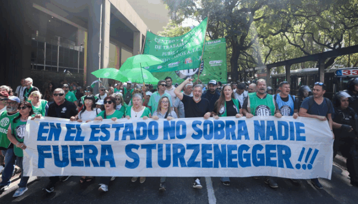 ATE SE MOVILIZÓ AL MINISTERIO DE DESREGULACIÓN EN LA PREVIA DE LA MARCHA NACIONAL DE SALUD