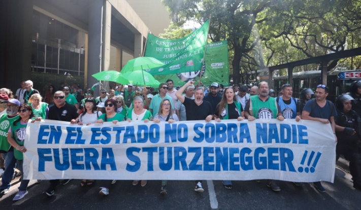ATE SE MOVILIZÓ AL MINISTERIO DE DESREGULACIÓN EN LA PREVIA DE LA MARCHA NACIONAL DE SALUD
