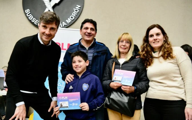 MARINUCCI Y GHI ENTREGARON PASES LIBRES A VECINOS DE MORÓN