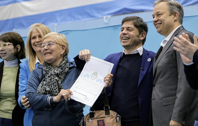 KICILLOF Y MAGARIO ENTREGARON MÁS DE 1.400 ESCRITURAS GRATUITAS EN ALMIRANTE BROWN: “LAS POLÍTICAS ECONÓMICAS DE JAVIER MILEI NO ESTÁN PENSADAS PARA NUESTRO PUEBLO”