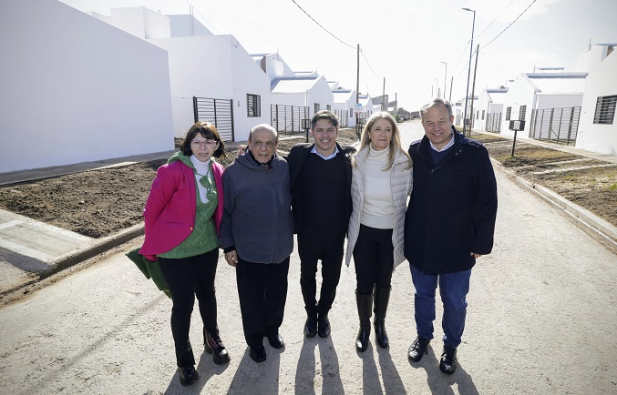 KICILLOF Y MAGARIO ENTREGARON 110 VIVIENDAS A FAMILIAS DE BERAZATEGUI