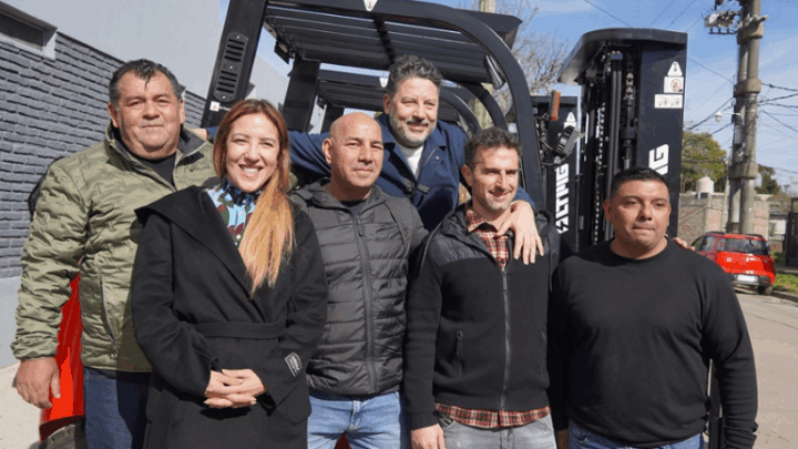 GUSTAVO MENÉNDEZ RECORRIÓ UNA NUEVA FÁBRICA QUE TRANSFORMÓ UN BARRIO DE MERLO