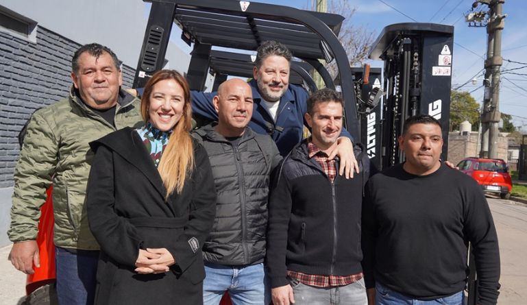 GUSTAVO MENÉNDEZ RECORRIÓ UNA NUEVA FÁBRICA QUE TRANSFORMÓ UN BARRIO DE MERLO