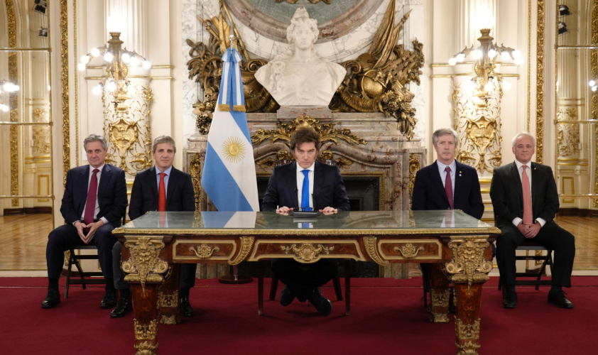 MILEI BUSCA “AMURALLAR EL DÉFICIT CERO”: PROHIBIRÁ LA EMISIÓN Y UNA LEY PARA PENAR A LOS QUE GASTEN DE MÁS