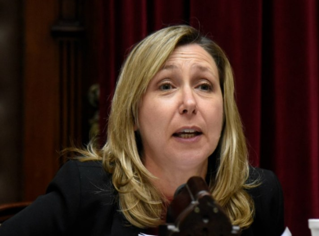 BREGMAN DICE QUE MILEI “ESTÁ DESCONECTADO DE LA REALIDAD” Y QUE “HAY OLOR A 2001”