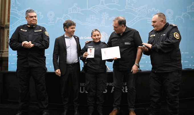KICILLOF ENTREGÓ CONDECORACIONES A OFICIALES DE LA POLICÍA PROVINCIAL