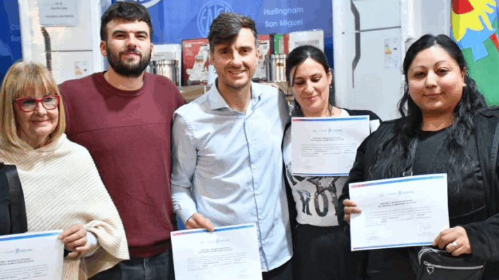 MORÓN: EL MUNICIPIO ENTREGÓ EQUIPAMIENTO A ESCUELAS