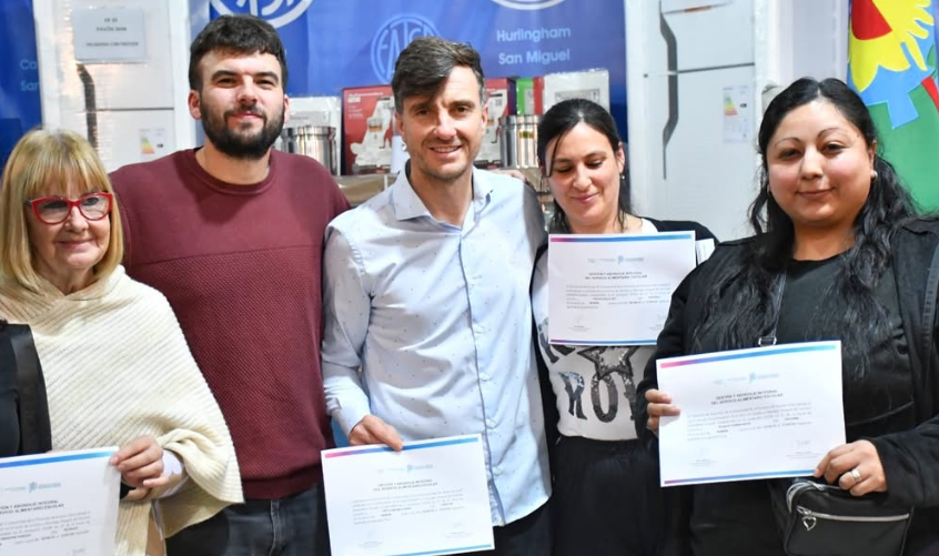 MORÓN: EL MUNICIPIO ENTREGÓ EQUIPAMIENTO A ESCUELAS