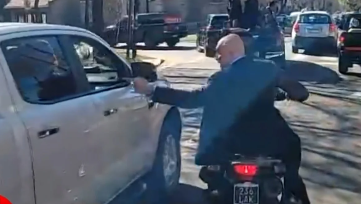 LE TIRARON PIEDRAZOS A LA CARAVANA DE JAVIER MILEI EN LOMAS DE ZAMORA Y JOSÉ LUIS ESPERT SE ESCAPÓ EN MOTO