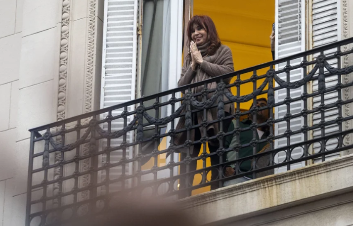 CRISTINA KIRCHNER: “HAY JUBILADOS QUE PARTEN EN TRES PEDACITOS LAS PASTILLAS, ME HACE ACORDAR AL 2001”