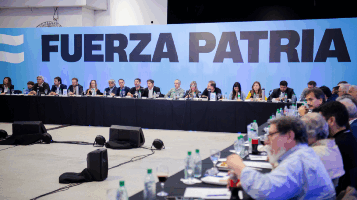 KICILLOF ENCABEZÓ UN ENCUENTRO CON CANDIDATOS, INTENDENTES Y DIRIGENTES DE FUERZA PATRIA: “ACÁ NADIE SE DESMOVILIZA”