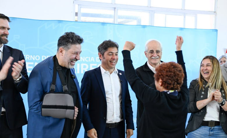 KICILLOF ENTREGÓ ESCRITURAS GRATUITAS A FAMILIAS DE MERLO: “DESTRUIR EL ESTADO NO ES UNA SOLUCIÓN PARA NADIE”