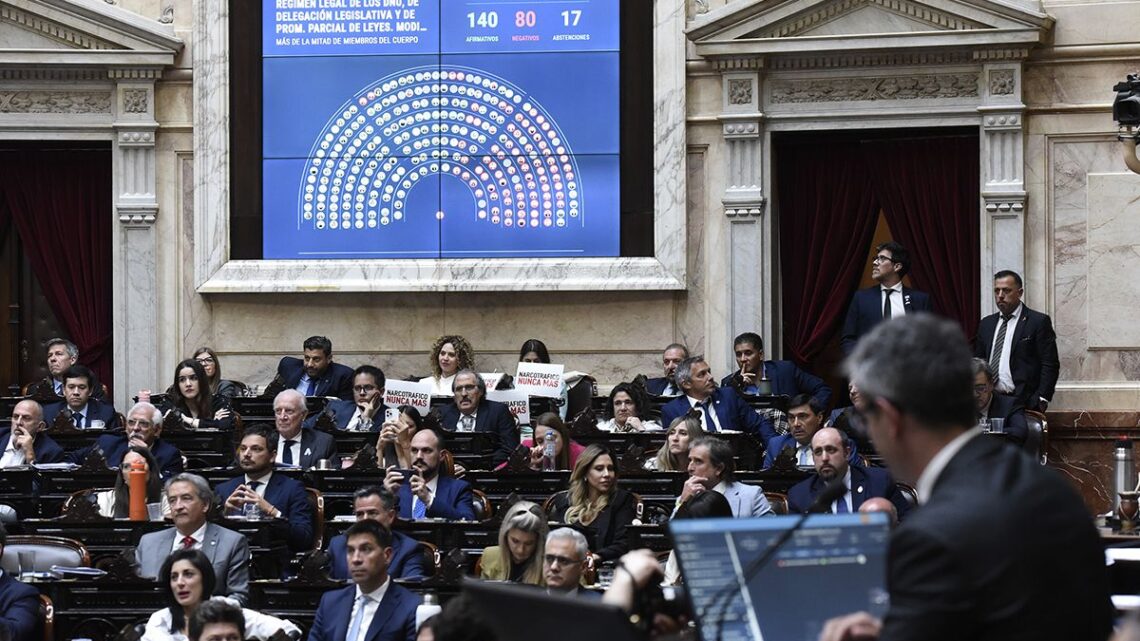 Diputados aprobó el proyecto que limita los DNU. Volverá al Senado porque fue modificado