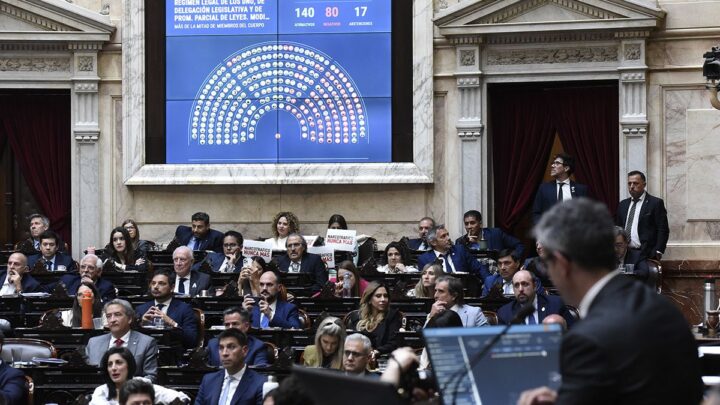 Diputados aprobó el proyecto que limita los DNU. Volverá al Senado porque fue modificado