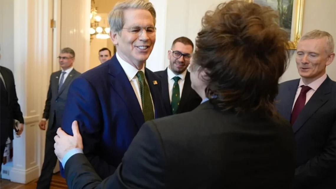 EMBAJADA CHINA EN ARGENTINA: «SCOTT BESSENT Y EEUU DEBEN ENTENDER QUE AMÉRICA LATINA NO ES EL PATIO TRASERO DE NADIE».