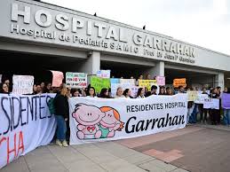TRABAJADORES DEL HOSPITAL GARRAHAN REALIZARON CACEROLAZO EN PROTESTA CONTRA LA SUSPENSIÓN DE LA LEY DE EMERGENCIA PEDIÁTRICA TRABAJADORES DEL HOSPITAL GARRAHAN REALIZARON CACEROLAZO EN PROTESTA CONTRA LA SUSPENSIÓN DE LA LEY DE EMERGENCIA PEDIÁTRICA