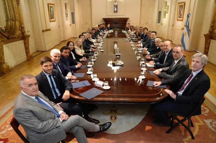 MILEI AFIRMA QUE EXISTE «CONSENSO ABSOLUTO» PARA AVANZAR CON LA REFORMA LABORAL TRAS REUNIÓN CON GOBERNADORES