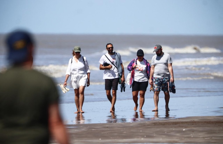 FIN DE SEMANA LARGO 2025: 21 % MÁS DE TURISTAS, PERO GASTOS “AUSTEROS”