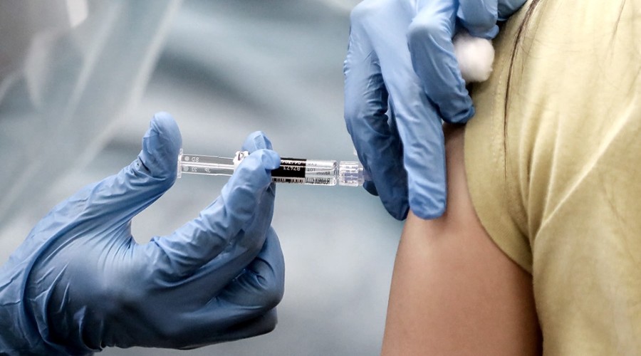 LA PUESTA EN ESCENA DEL NEGACIONISMO: EL ACTO ANTIVACUNAS EN EL CONGRESO QUE DIVIDIÓ AGUAS