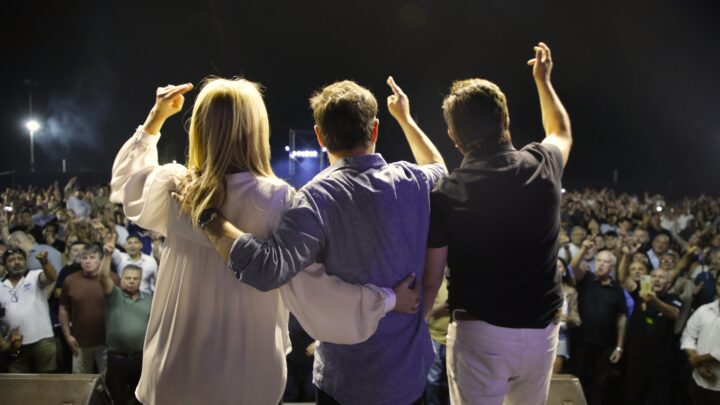 Fernando Espinoza, Axel Kicillof y Verónica Magario despidieron el año con un masivo encuentro de unidad en La Matanza.