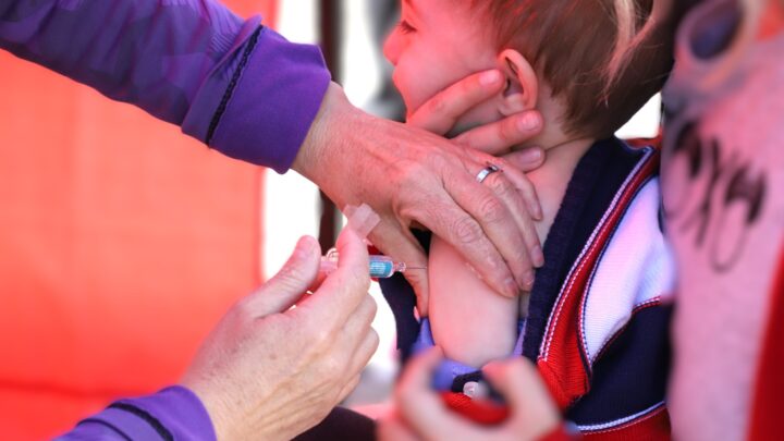 Vacunación gratuita en La Matanza Campañas contra la Fiebre Amarilla y Triple Viral con cambios en el esquema