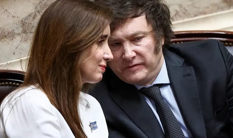OFICIALIZAN AUMENTOS SALARIALES PARA FUNCIONARIOS PERO EXCLUYE A MILEI Y VILLARRUEL