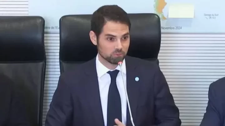 EL EMBAJADOR ARGENTINO EN FRANCIA HIZO TAPAR UN MAPA QUE MOSTRABA LAS ISLAS MALVINAS COMO TERRITORIO BRITÁNICO