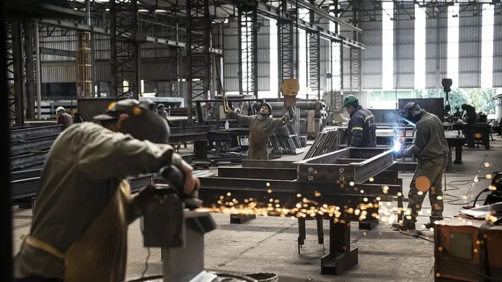 CRECEN LAS SEÑALES DE CRISIS ECONÓMICA: EL 15 % DE LAS EMPRESAS INDUSTRIALES PLANTEA REDUCIR PERSONAL EN EL PRÓXIMO TRIMESTRE