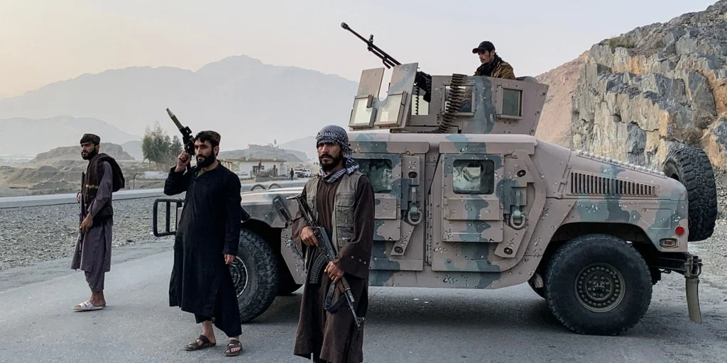 PAKISTÁN BOMBARDEÓ KABUL Y ANUNCIA “GUERRA ABIERTA” CONTRA EL GOBIERNO TALIBÁN DE AFGANISTÁN