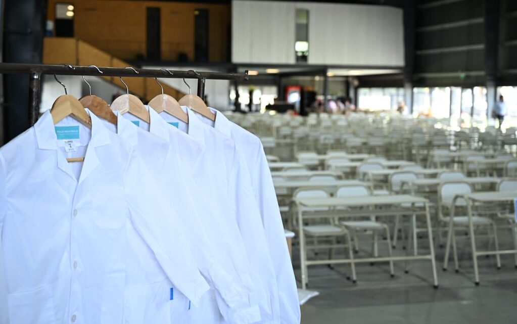 La Provincia entregó mobiliario escolar y 1.446 guardapolvos para fortalecer el inicio de clases en las escuelas de Moreno