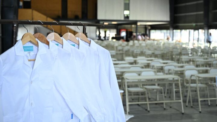 La Provincia entregó mobiliario escolar y 1.446 guardapolvos para fortalecer el inicio de clases en las escuelas de Moreno