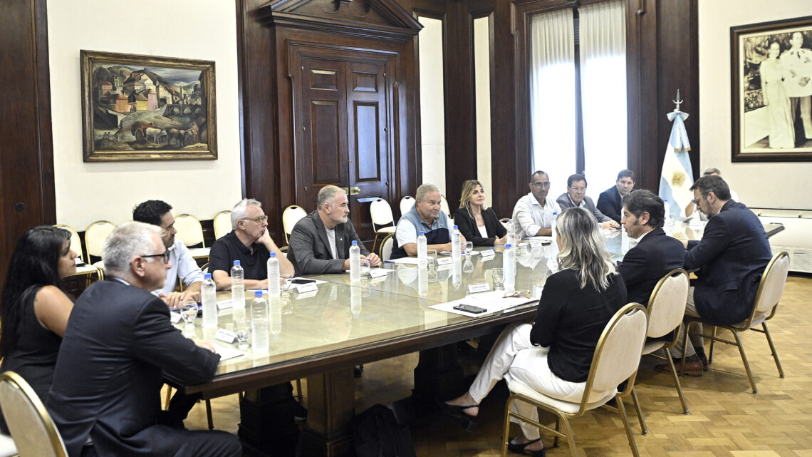 Kicillof y Cuattromo firmaron convenios con municipios para la compra de equipamiento