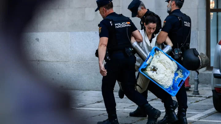 ACTIVISTAS DE GREENPEACE DETENIDOS TRAS UNA PROTESTA CON INODOROS EN LA REJA DEL CONGRESO
