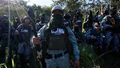 MÉXICO EN CRISIS TRAS LA MUERTE DE “EL MENCHO”: OLA DE VIOLENCIA, OPERATIVOS MILITARES Y CLASES SUSPENDIDAS